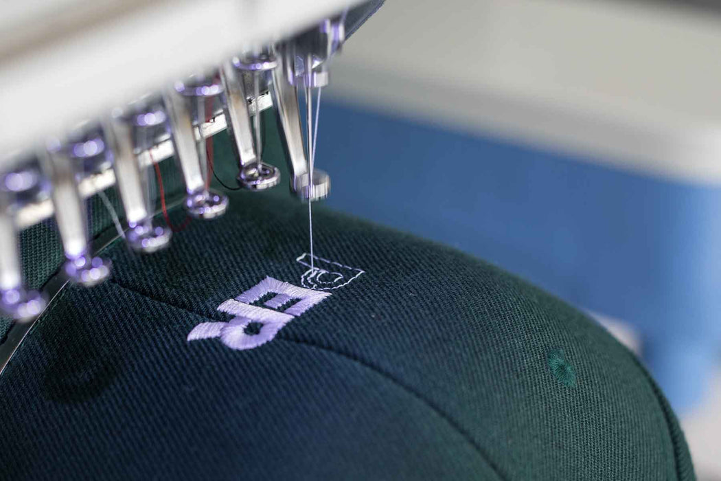 J'ai pas les moyens d'être ici - Casquette Trucker en mousse BRODÉ